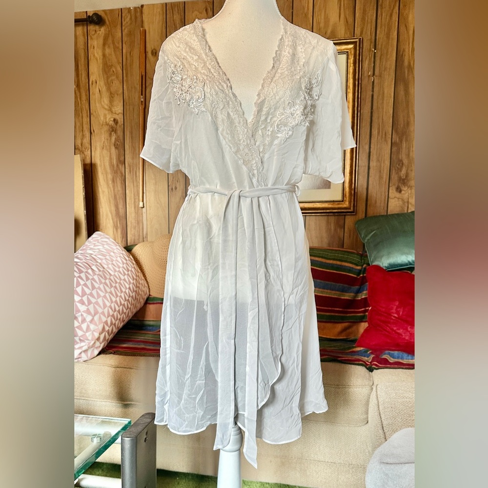 Elegant White Lace Robe